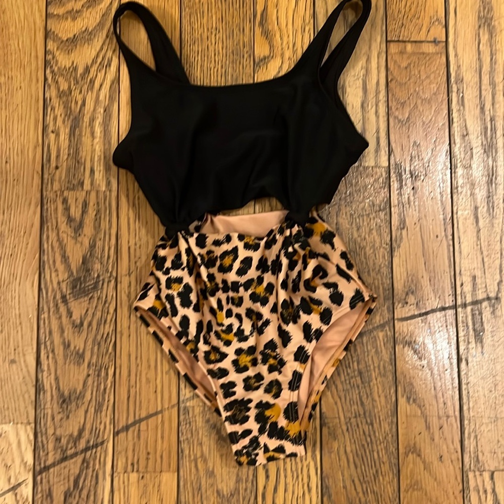 ☀️Art class: girls size 6/6x one piece swimsuit